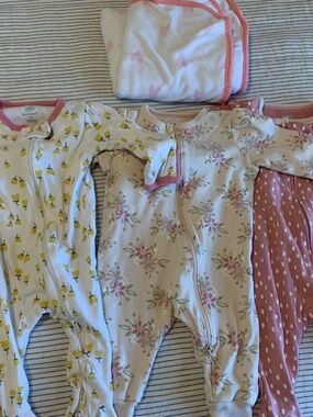 LOT OF 4: cloud island 0-3M onesies + pink towel